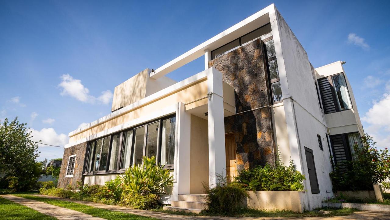 Villa Angelou - Sunlit Beach Getaway With Pool And Wifi Belle Mare Εξωτερικό φωτογραφία