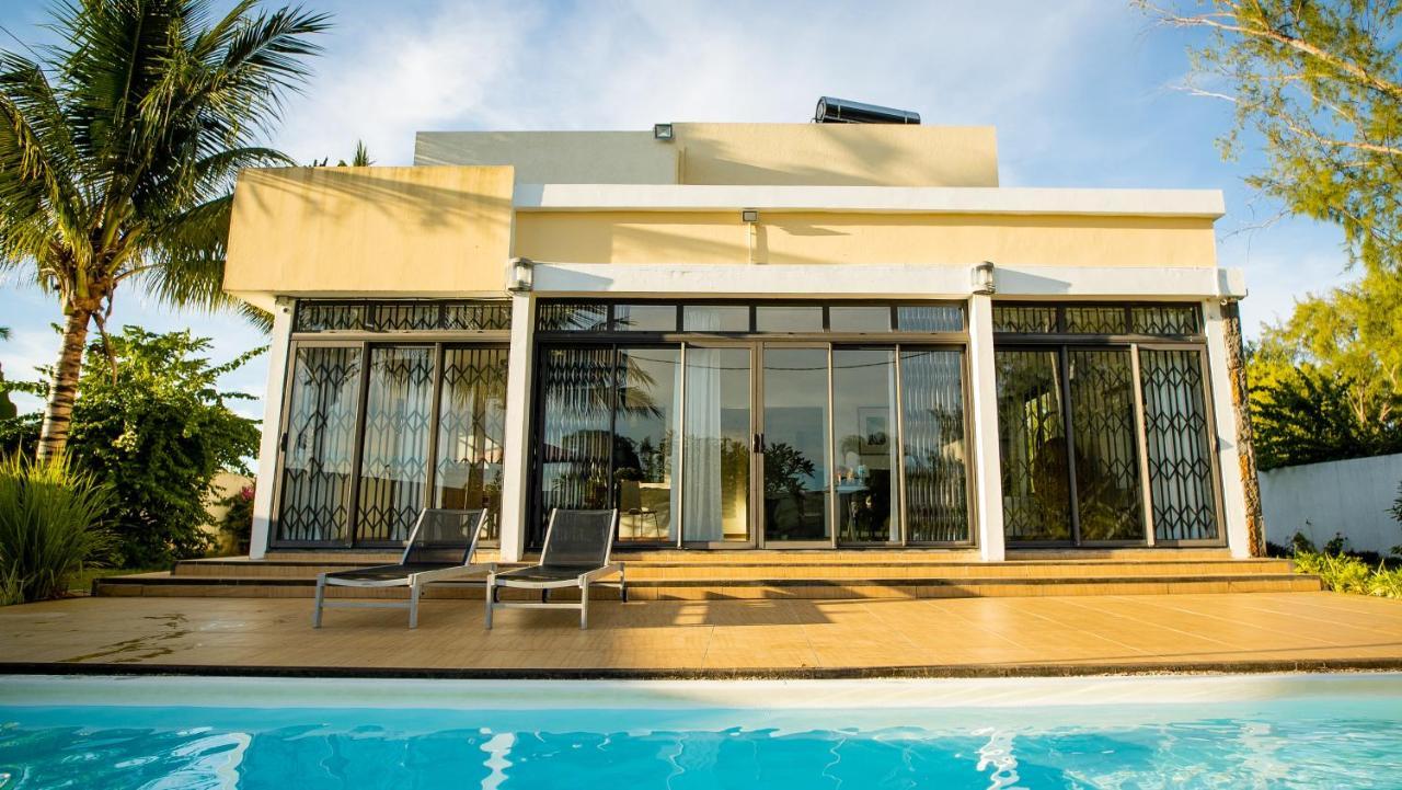 Villa Angelou - Sunlit Beach Getaway With Pool And Wifi Belle Mare Εξωτερικό φωτογραφία