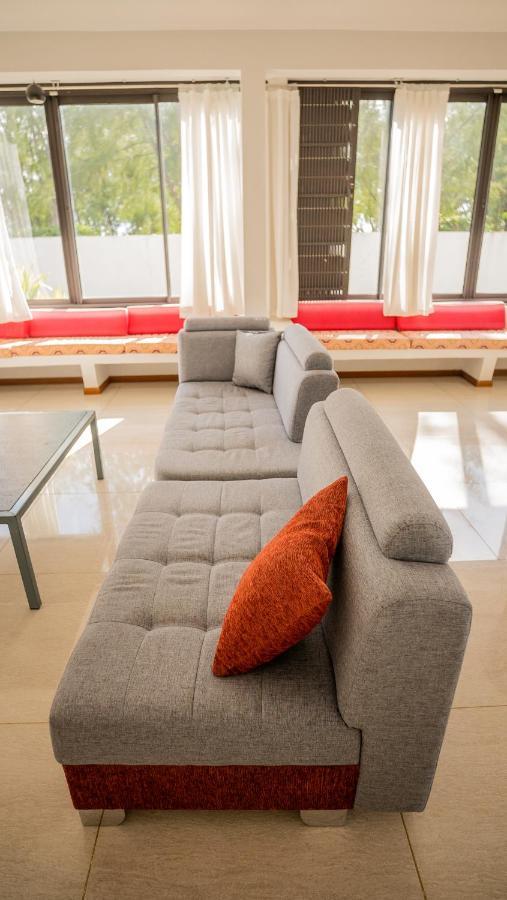 Villa Angelou - Sunlit Beach Getaway With Pool And Wifi Belle Mare Εξωτερικό φωτογραφία