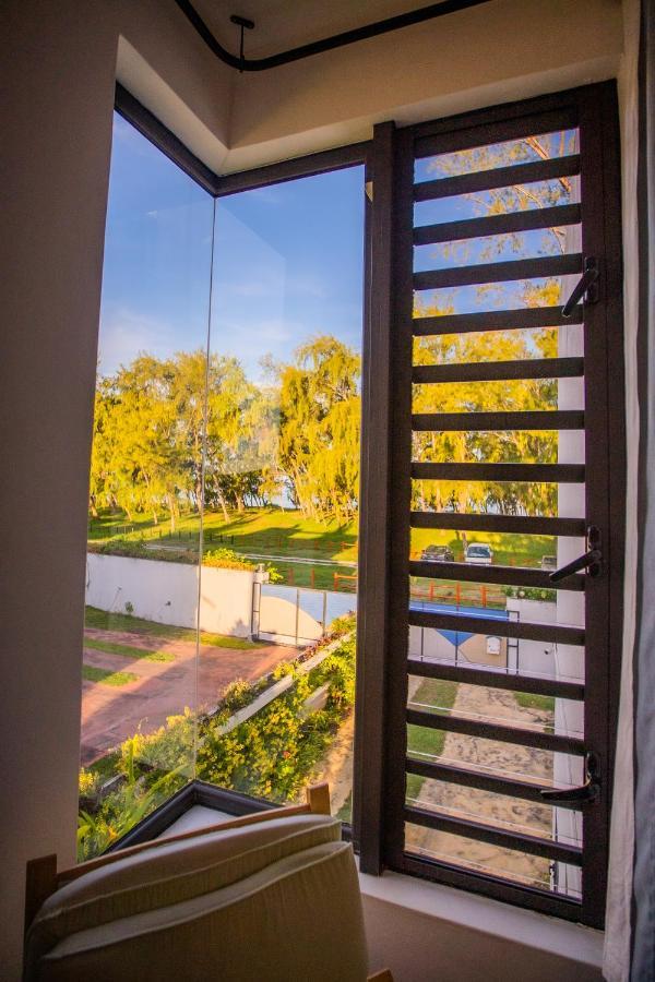 Villa Angelou - Sunlit Beach Getaway With Pool And Wifi Belle Mare Εξωτερικό φωτογραφία